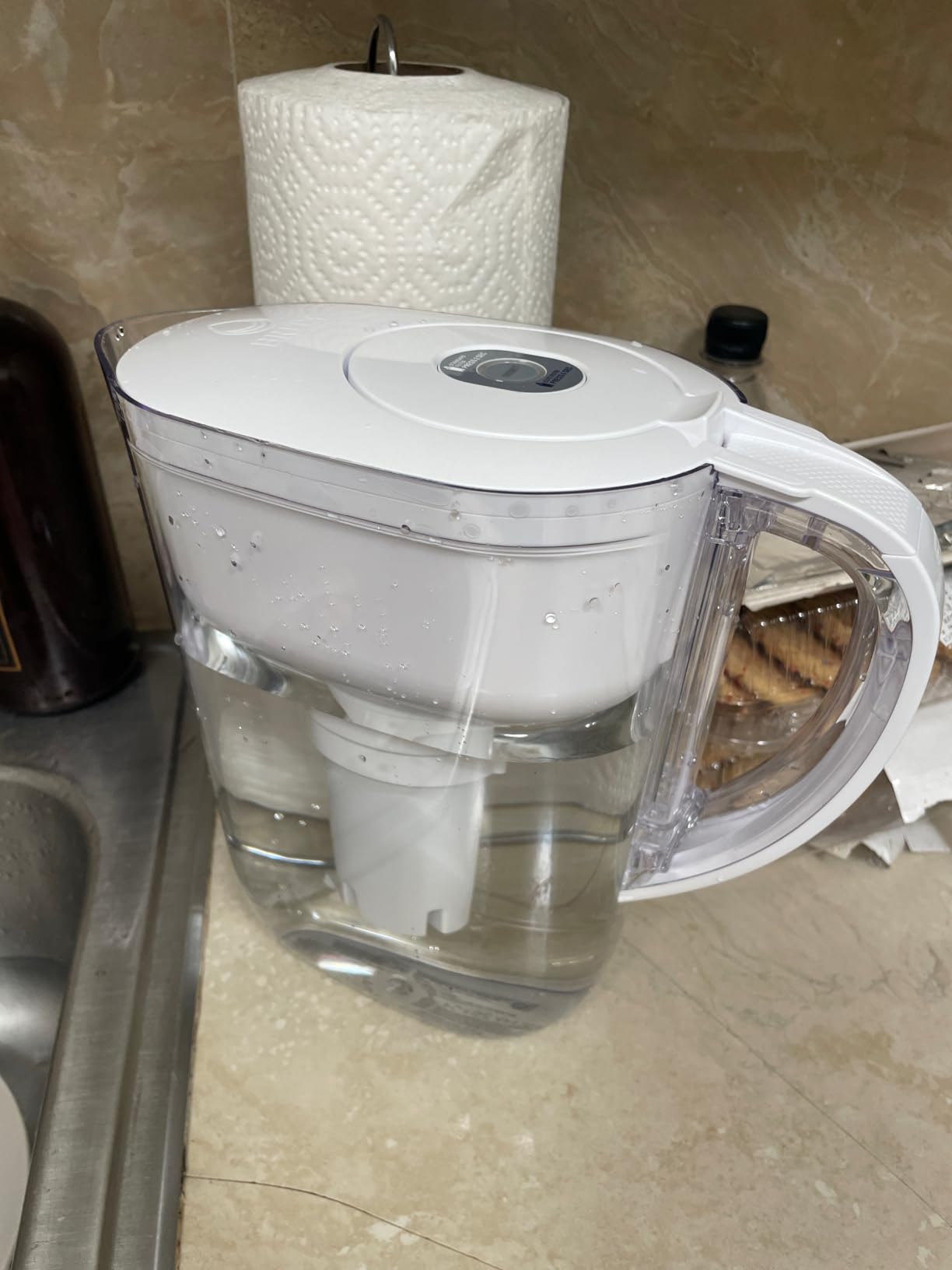 Brita Metro Water Filter Pitcher with SmartLight Change Indicator, BPA-Free, Replaces 1,800 Plastic Water Bottles a Year, Lasts Two Months, Includes 1 Filter, Small - 6-Cup Capacity, White customer photo 1