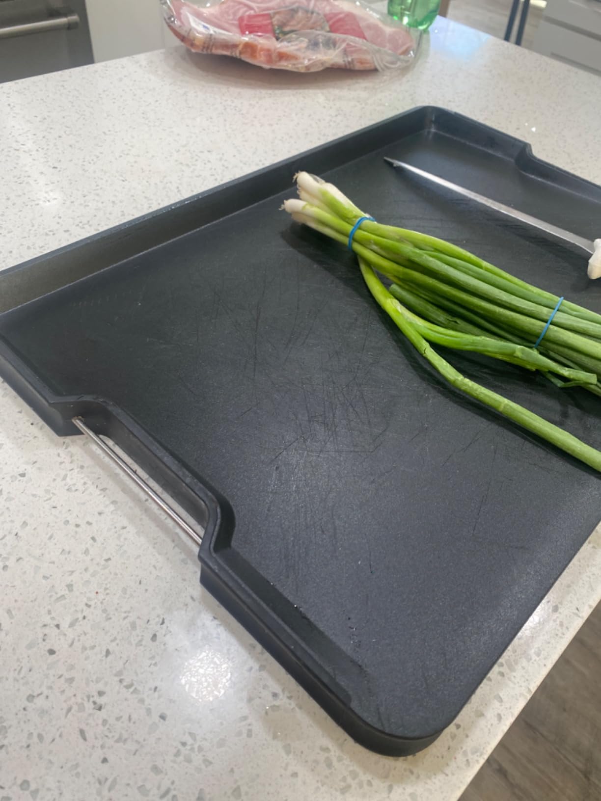 Joseph Joseph Cut&Carve Plus - Non-Slip, Multi-Function, Double-Sided Cutting Board for Food Preparation and Carving- Dishwasher Safe, Extra Large, Red customer photo 2