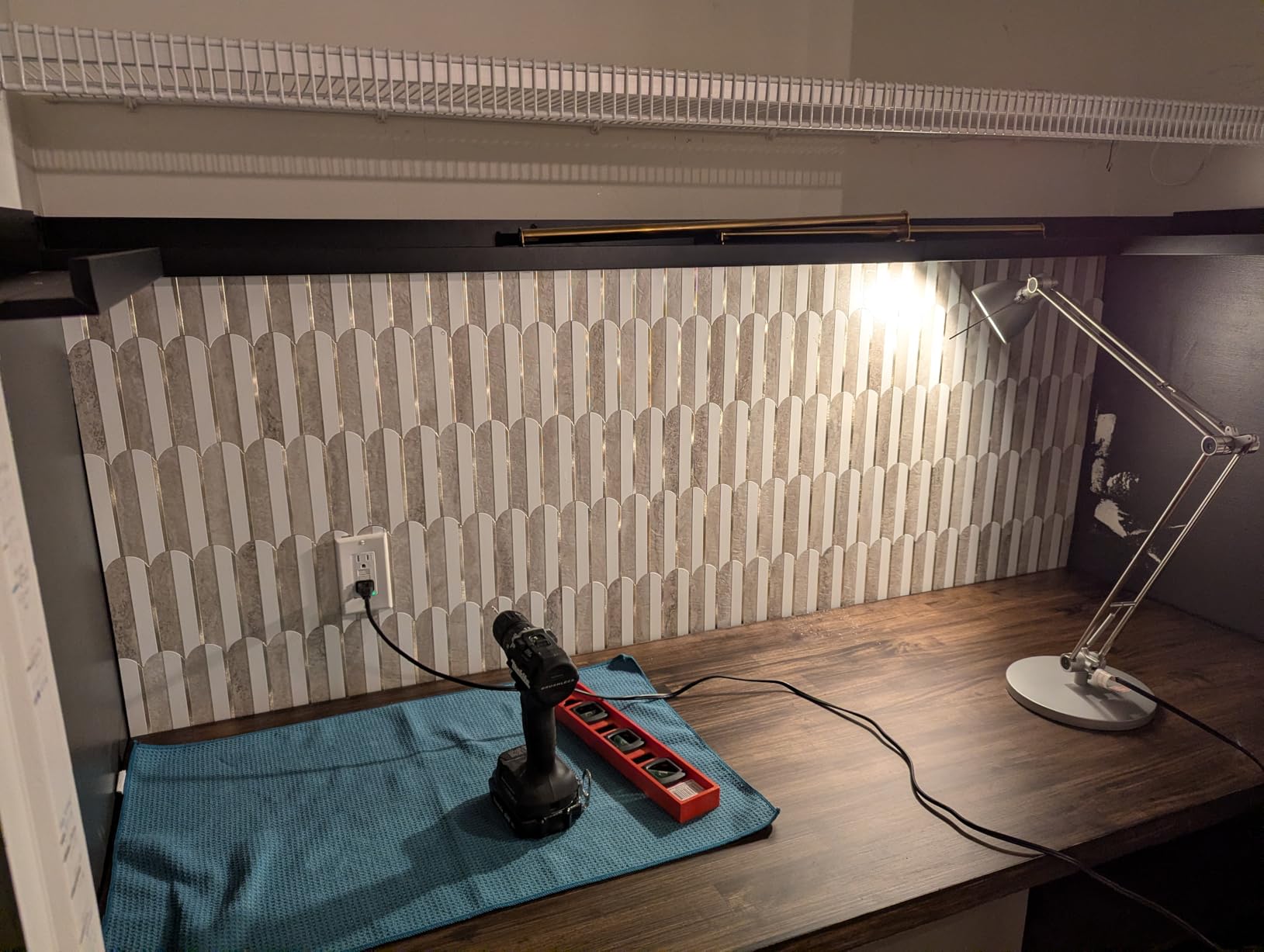 Vamos Peel and Stick Backsplash Seamless Tile for Kitchen and Bathroom,White and Beige Slate PVC Mixed Light Gold Self Adhesive Fish Scale Metal Mosaic Tiles (10 Sheets) customer photo 1