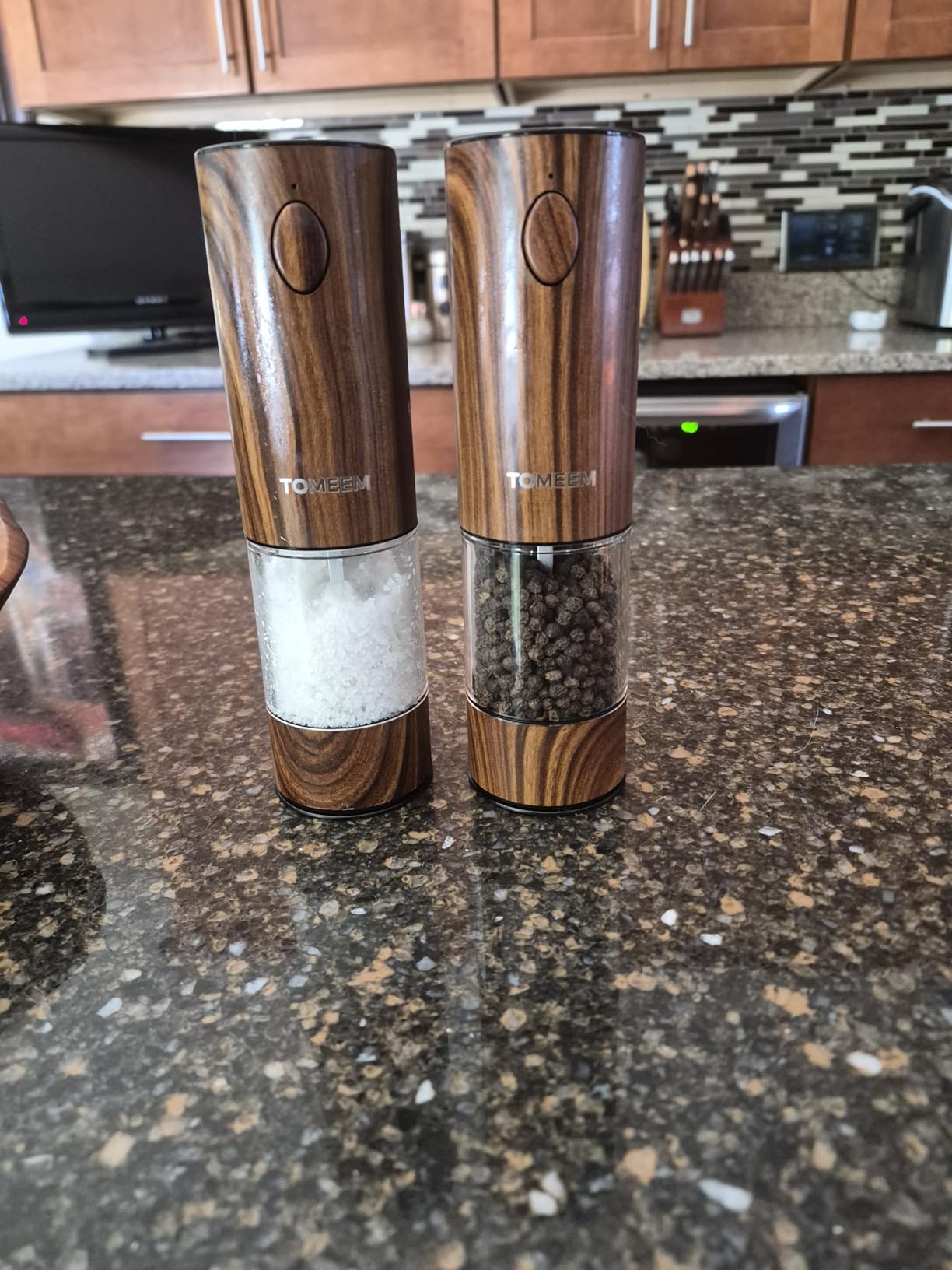 TOMEEM Upgraded Larger Capacity Electric Salt and Pepper Grinder Set Rechargeable with LED lights, Stainless Steel Automatic Pepper and Salt Grinder Refillable with 5 Adjustable Coarseness customer photo 1