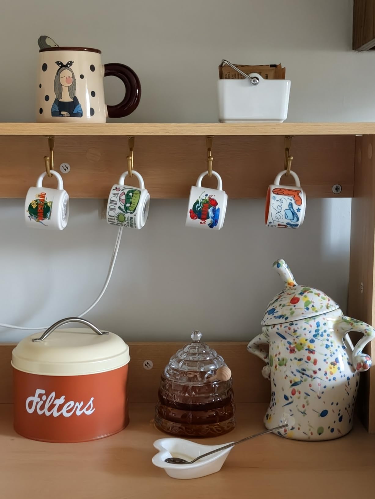 Coffee Filter Holder, White Basket Coffee Filter Storage with Lid, Round CoffeeFilter Container for Counter, Rustic Farmhouse Coffee Bar Accessories Decor (White) customer photo 1