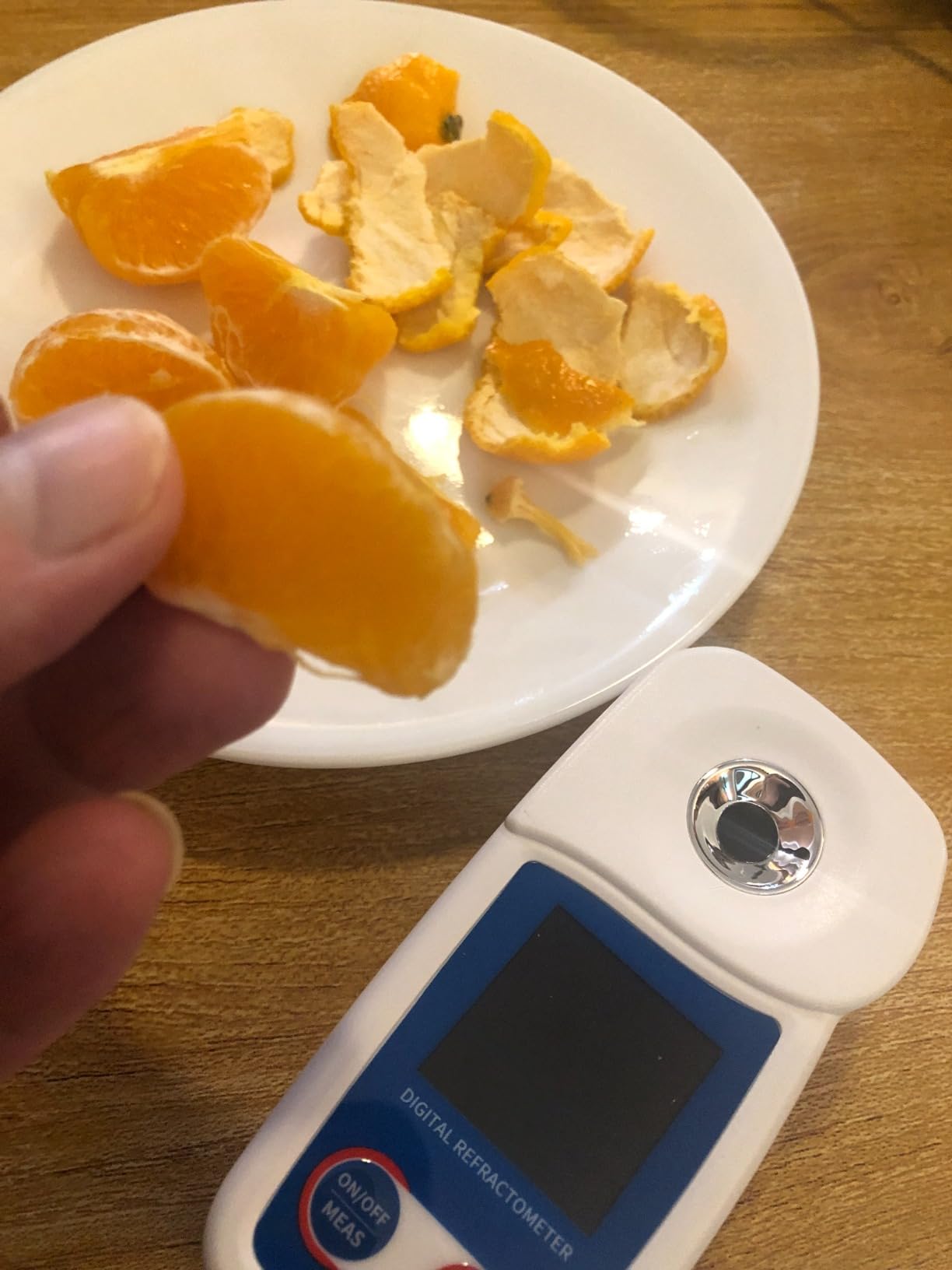 Digital Brix Refractometer Flagfront brix Meter Refractometer Automatic Temperature Compensation Brix Refractometer Range 0-55%, ±0.1% Precision for Fruit Juice Coffee customer photo 2