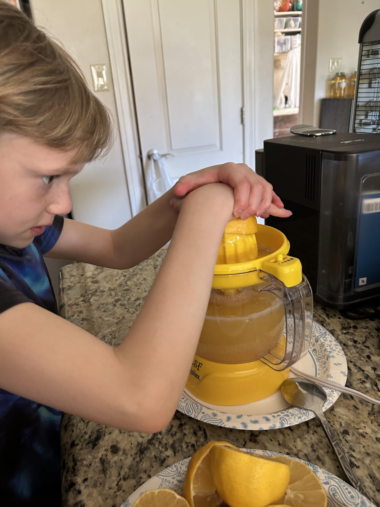 Proctor Silex Alex's Lemonade Stand Electric Citrus Juicer Machine, Large 34 oz. Pitcher, Pressure Activated, for Lemons, Limes and Oranges, 34 oz, Includes 2 Reamers & Recipe Book, Yellow (66341) customer photo 1