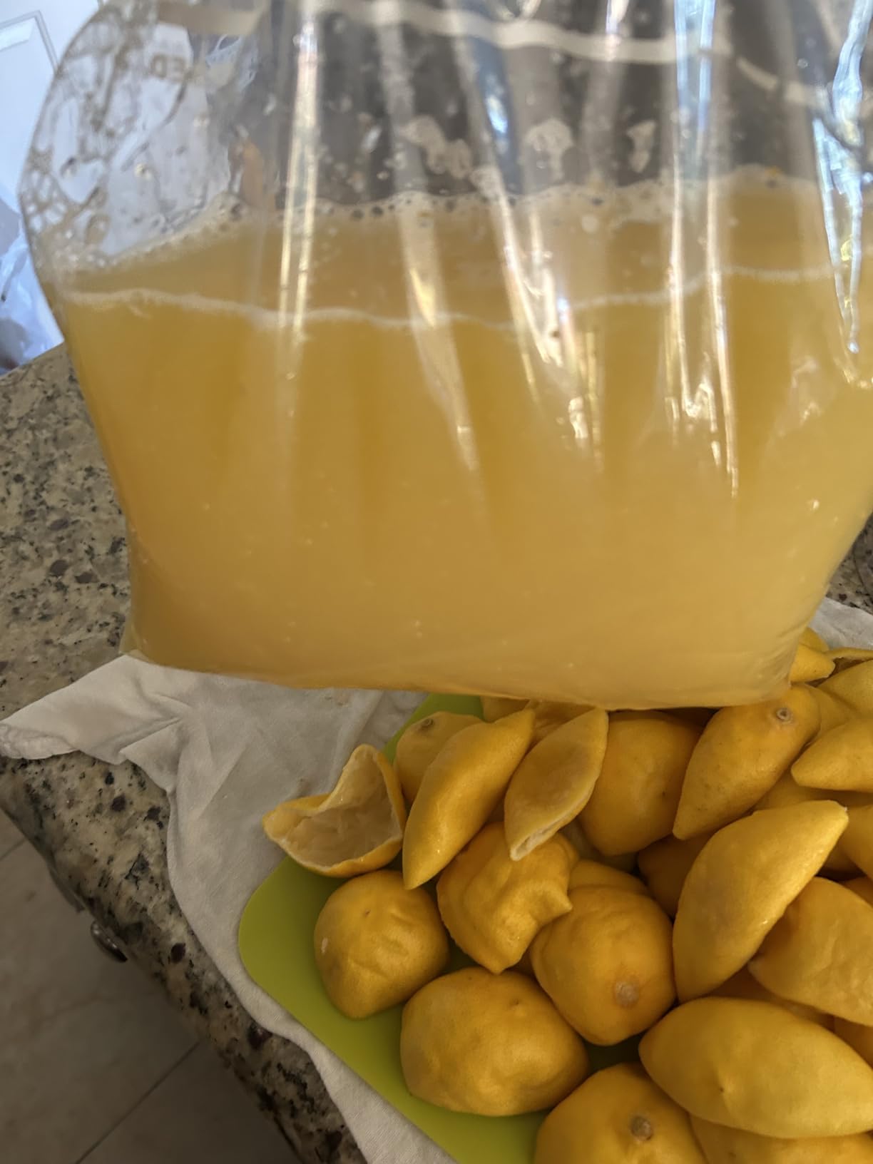 Proctor Silex Alex's Lemonade Stand Electric Citrus Juicer Machine, Large 34 oz. Pitcher, Pressure Activated, for Lemons, Limes and Oranges, 34 oz, Includes 2 Reamers & Recipe Book, Yellow (66341) customer photo 2