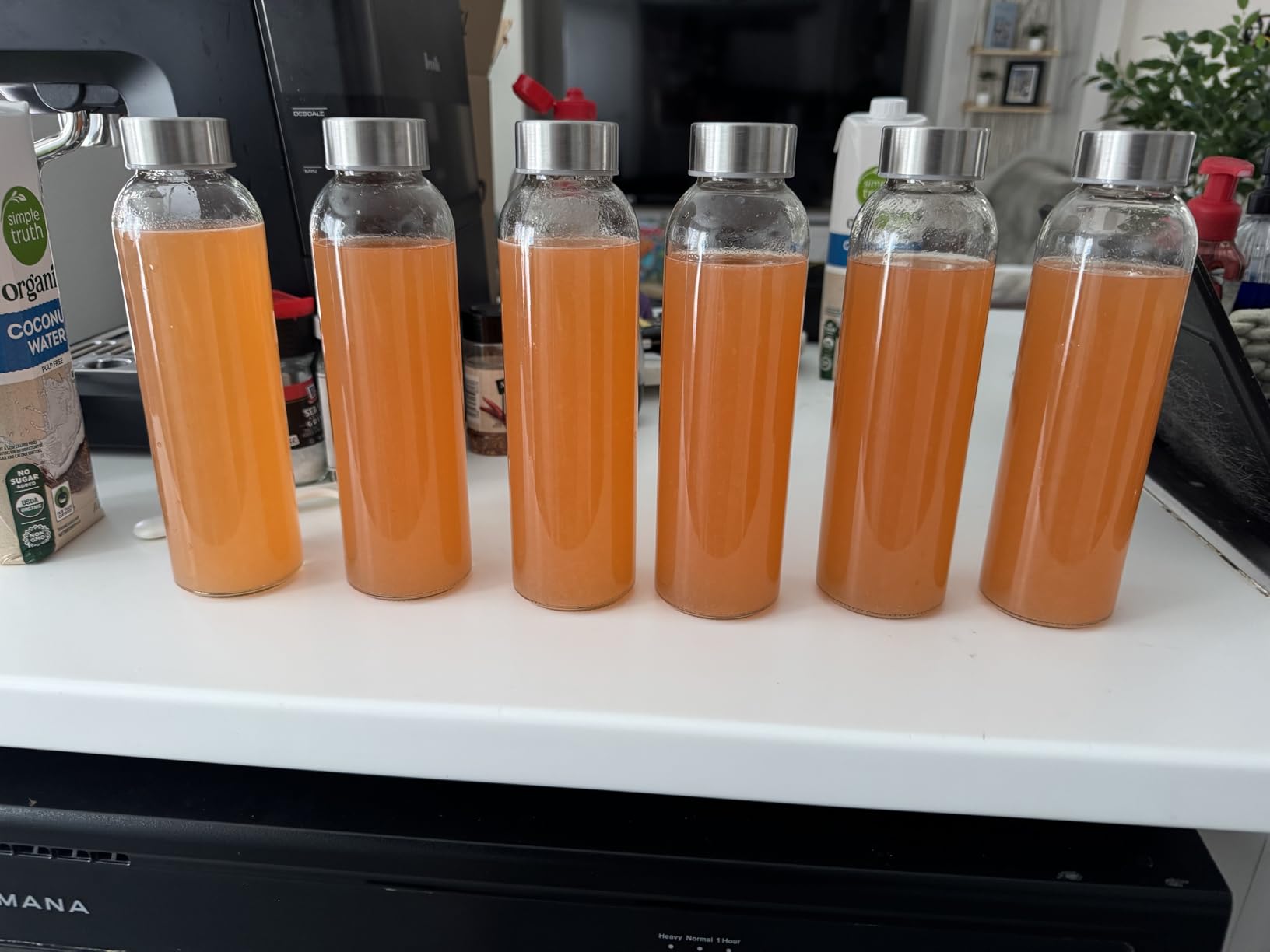 Zukro Glass Juice Bottles with Lids for Juicing 18 oz, Reusable Clear Glass Water Bottles with Stainless Steel Airtight Cap for Refrigerator, 100% Leak Proof Drinking Jar, BPA Free, Set of 6 customer photo 1