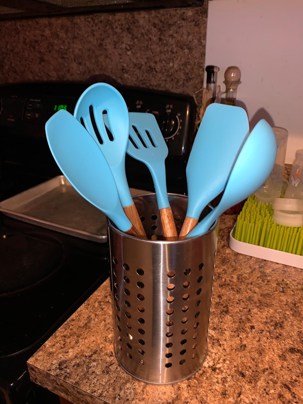 Zulay Kitchen Utensils Set Non-Stick Silicone Cooking Utensils Set with Authentic Acacia Wood Handles - 5 Piece Silicone Utensil Set - Kitchen Utensils Set with 464°F Heat Resistance - Gray customer photo 2