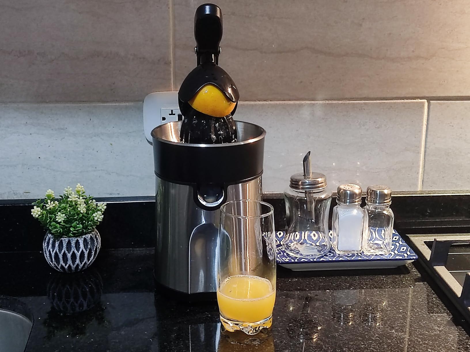 Electric Citrus Juicer Squeezer, Orange Juicer with Two Interchangeable Cones, Suitable for orange, lemon and Grapefruit, Brushed Stainless Steel, Easy to Clean and Use (Black+Silver) customer photo 1