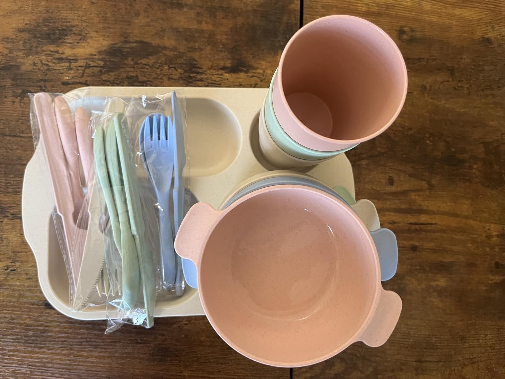 Hlukana 24 Pcs Wheat Straw Dinnerware Cutlery Set, Unbreakable Tableware Set, Including Kids Toddlers Divided Plates, Bowls, Cup, Cutlery Spoons Knifes Forks, BPA Free, Microwave Dishwasher Safe customer photo 1