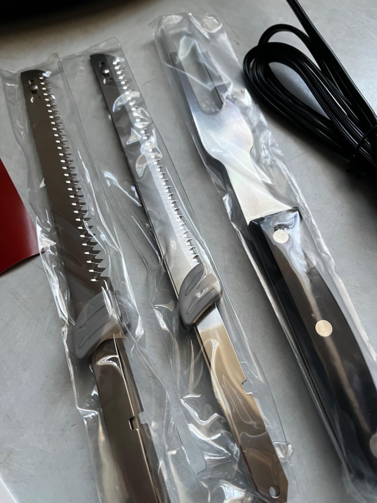 Reemix Electric Knife, Z3042 Electric Knife Set for Carving Meats, Poultry, Bread, Crafting Foam & More, 2 Blades for Meats & Bread, Fork Included (Black) customer photo 2