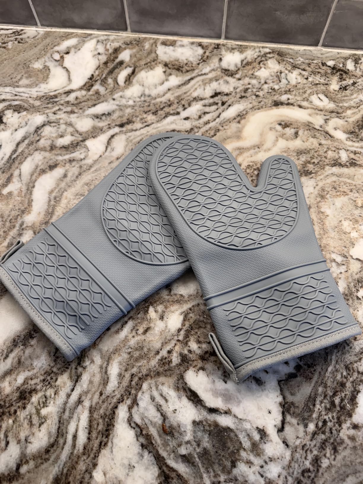 Silicone Oven Mitts, Heat Resistant 2PCS Oven Mitts with Soft Cotton Lining, Waterproof Non-Slip Grip Oven Glove, Kitchen Potholder Mits for BBQ, Baking, Cooking, 12.5 Inch - Grey customer photo 1