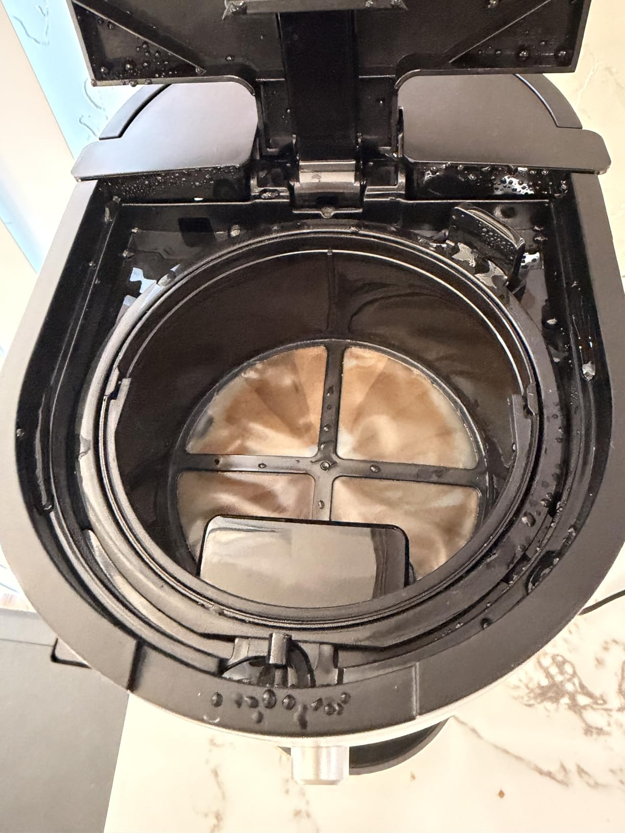 AEMEGO Iced Tea Maker, Brewing System with 2.5-quart Glass Pitcher, sliding strength selector, Stainless Steel Decoration, Reusable Filter (Black) customer photo 2