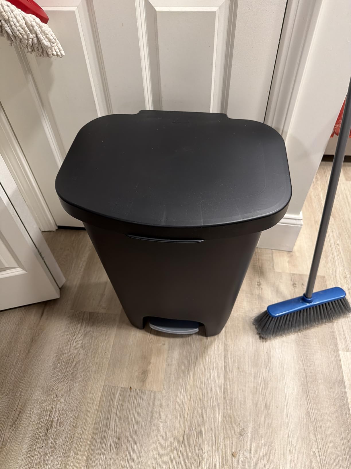 Glad Premium 13 Gallon Trash Can - Plastic Kitchen Waste Bin with Odor Protection of Lid, Stainless Steel Step On Foot Pedal and Garbage Bag Rings, Black customer photo 1