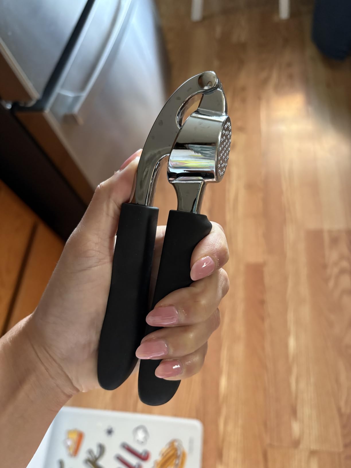 GORILLA GRIP Garlic Press and Peel Set, Heavy Duty Mincer Tool, Large Ergonomic Handle, Easily Mince and Crush Garlics, Ginger, Nuts, Seeds, Peeler Included, Peeling Cloves, Kitchen Gadgets, Black customer photo 1