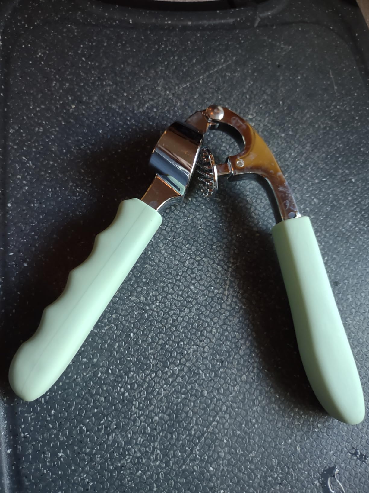 GORILLA GRIP Garlic Press and Peel Set, Heavy Duty Mincer Tool, Large Ergonomic Handle, Easily Mince and Crush Garlics, Ginger, Nuts, Seeds, Peeler Included, Peeling Cloves, Kitchen Gadgets, Black customer photo 2