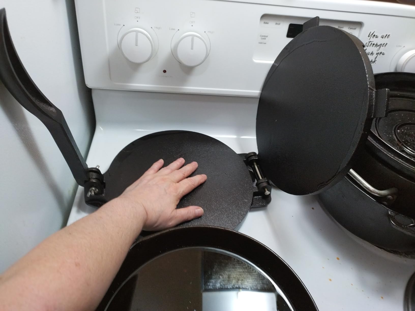 VEVOR Electric Tortilla Maker, Automatic Corn Tortilla Making Machine with Non-Stick Coating and Two Molds(4 in + 6 in), Electric Chapatti Machine Suitable for Produce Sopes Pita Tortilla Pizza customer photo 2