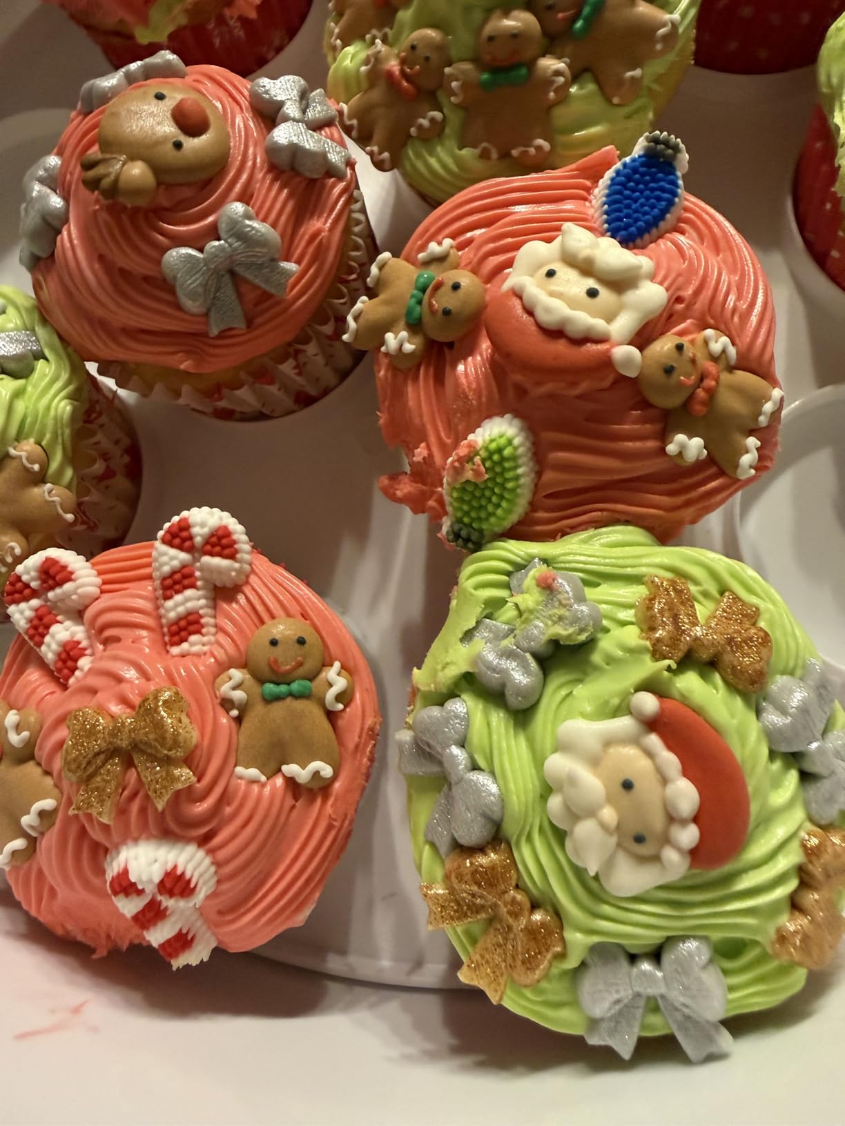 FACIACC Dessert Decorating Syringe Set, Stainless Frosting Piping Kit with 7 Piping Tips & 7 Silicone Cupcakes, Dessert Making Tools for Baking Cupcakes, Cookies & Pastries customer photo 2