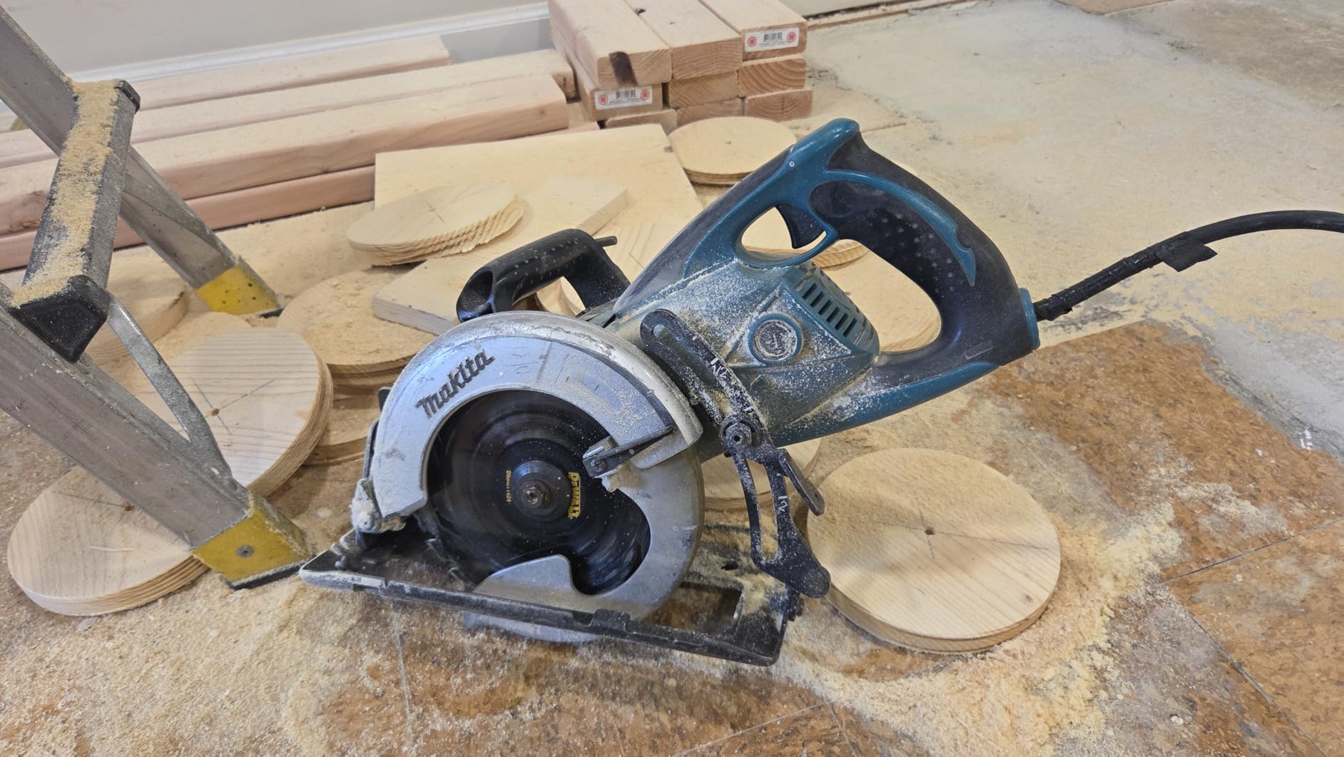 Makita 5477NB 7-1/4