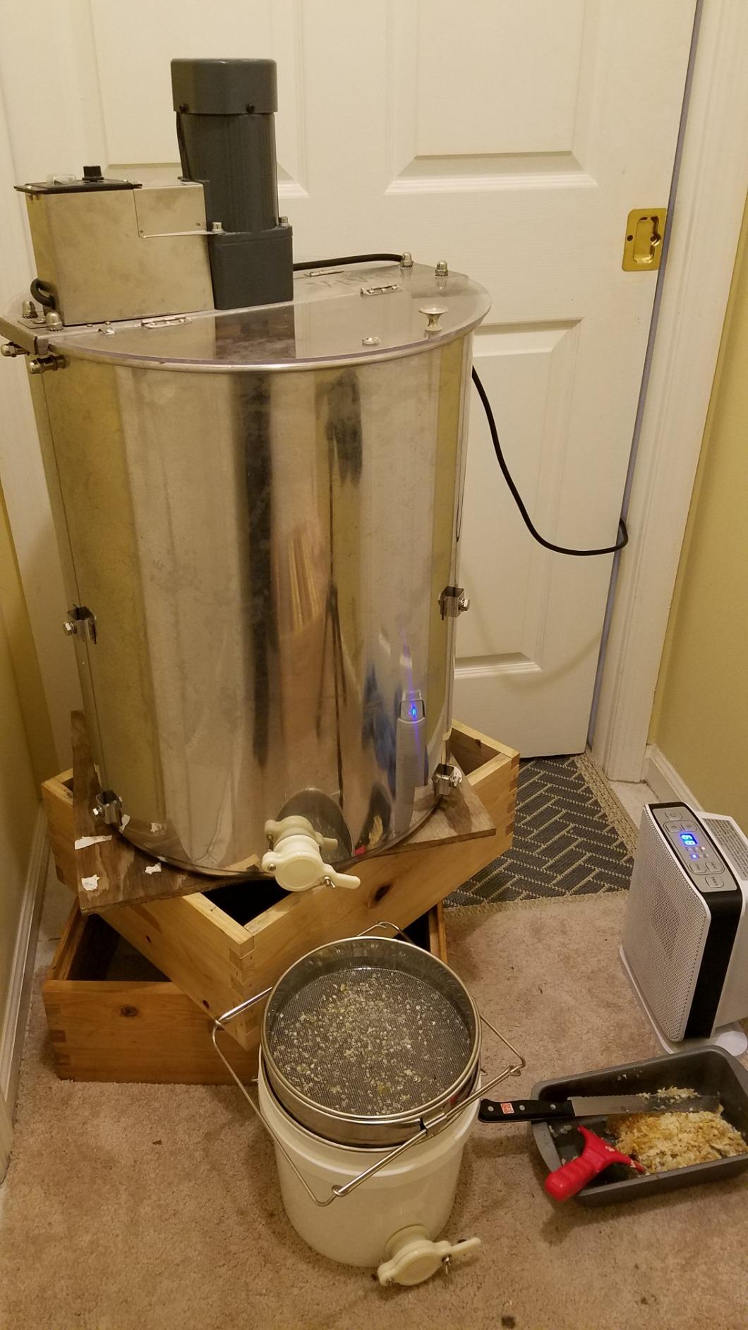 VIVO Electric Honey Extractor 8 Frame Rack, BEE-V004E customer photo 1