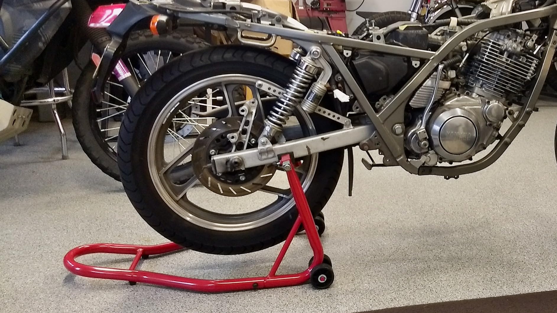 Goplus Motorcycle Stand Dirtbike Sport Bike Sport Bike Rear Wheel Lift Fork Swingarm Stands Paddock Stands Fits Yamaha Honda Kawasaki Suzuki Ducati BMW (Red, Rear Stand) customer photo 2