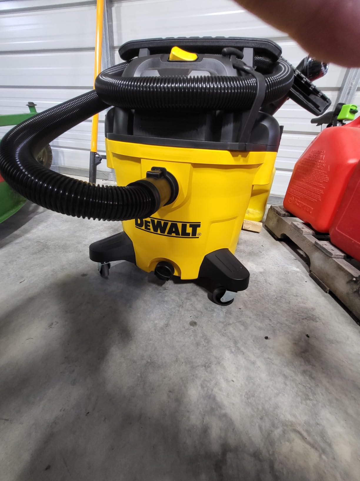 DEWALT 10 Gallon Poly Wet Dry Vacuum, 5.5 HP Shop Vacuum 120V 90 CFM for Jobsite, Work Shop, Commercial Area, Garage/Warehouse, DXV10P customer photo 1