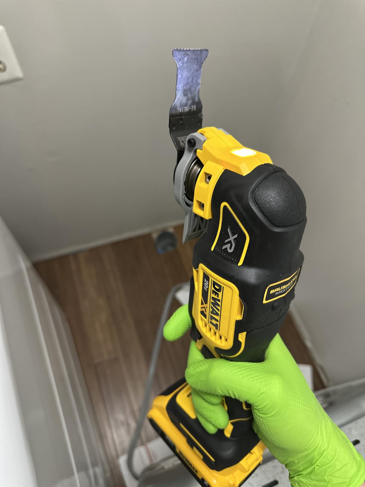 DEWALT 20V MAX XR Oscillating Tool Kit with Blades, 3 Speed Cordless Brushless Multitool, Up to 20,000 OPM, LED Light, Battery and Charger Included (DCS356C1) customer photo 1
