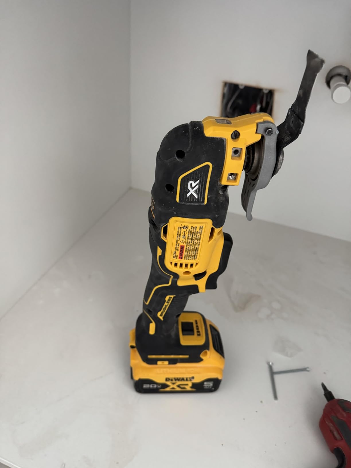 DEWALT 20V MAX XR Oscillating Tool Kit with Blades, 3 Speed Cordless Brushless Multitool, Up to 20,000 OPM, LED Light, Battery and Charger Included (DCS356C1) customer photo 2
