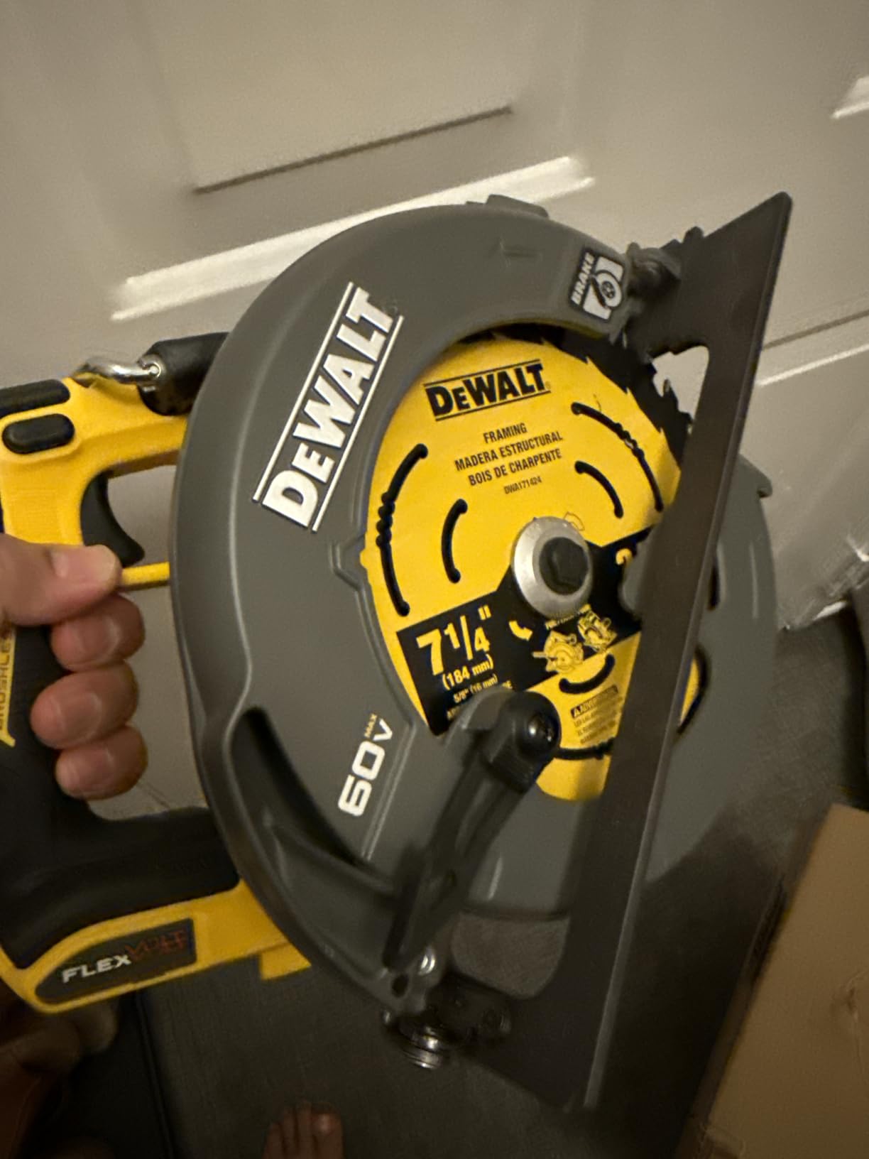 DEWALT FLEXVOLT 60V MAX* Circular Saw with Brake, 7-1/4-Inch, Tool Only (DCS578B) customer photo 1