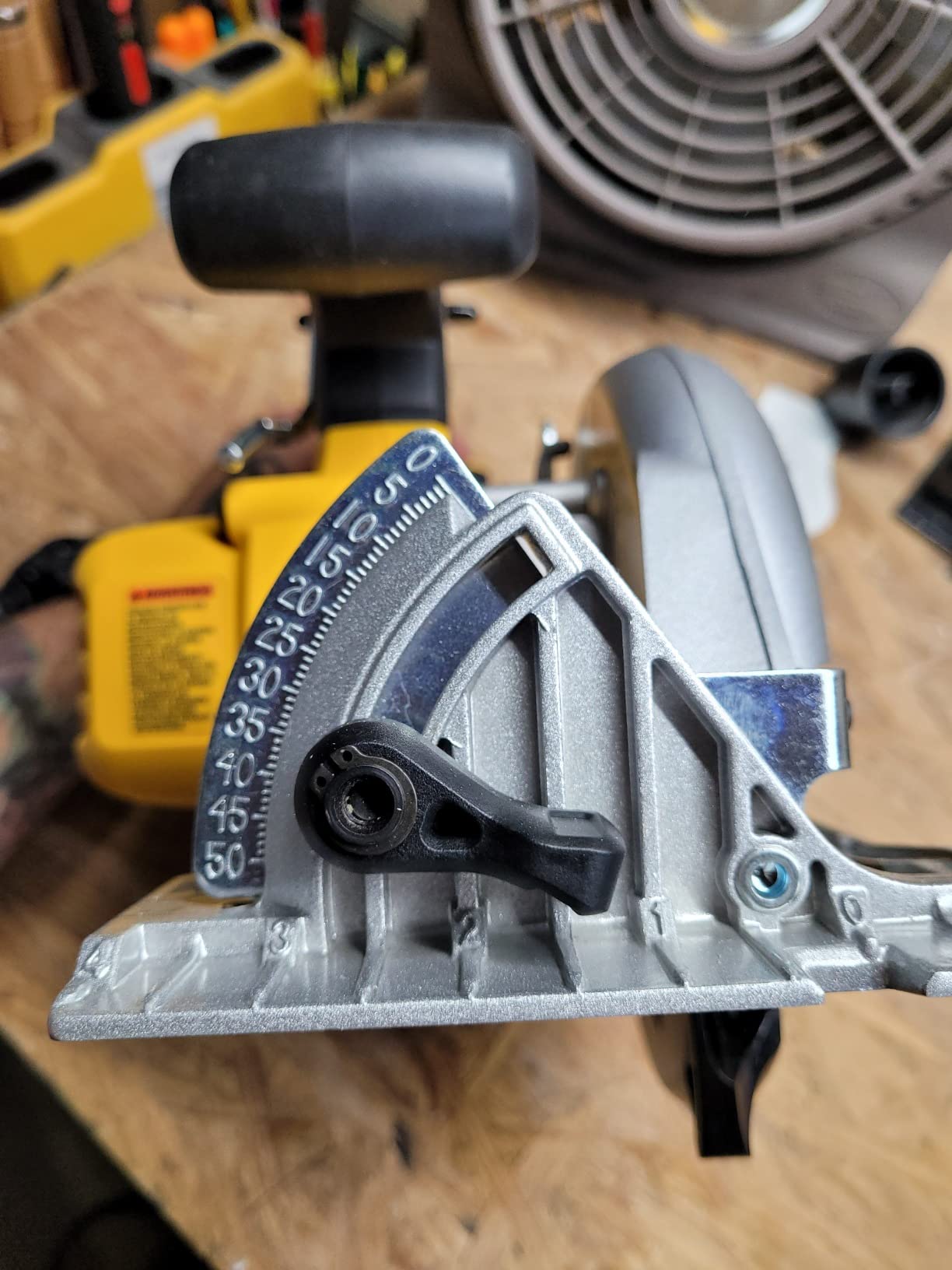 DEWALT 20V MAX* 6-1/2 in. Brushless Cordless Circular Saw, Tool Only (DCS565B) customer photo 2