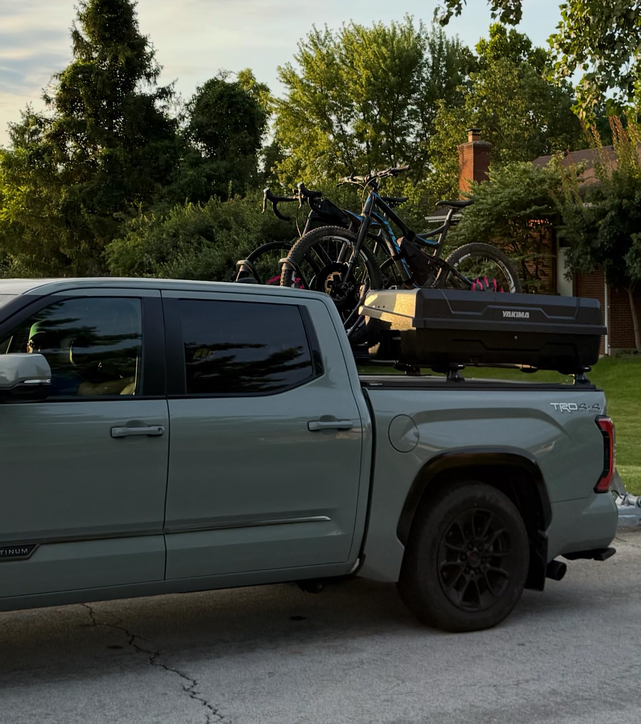 Yakima Hard Shell Cargo Box, Vehicle Rooftop Travel & Storage Gear Case, 10 Cubic Feet, DeepSpace 10, Black customer photo 2