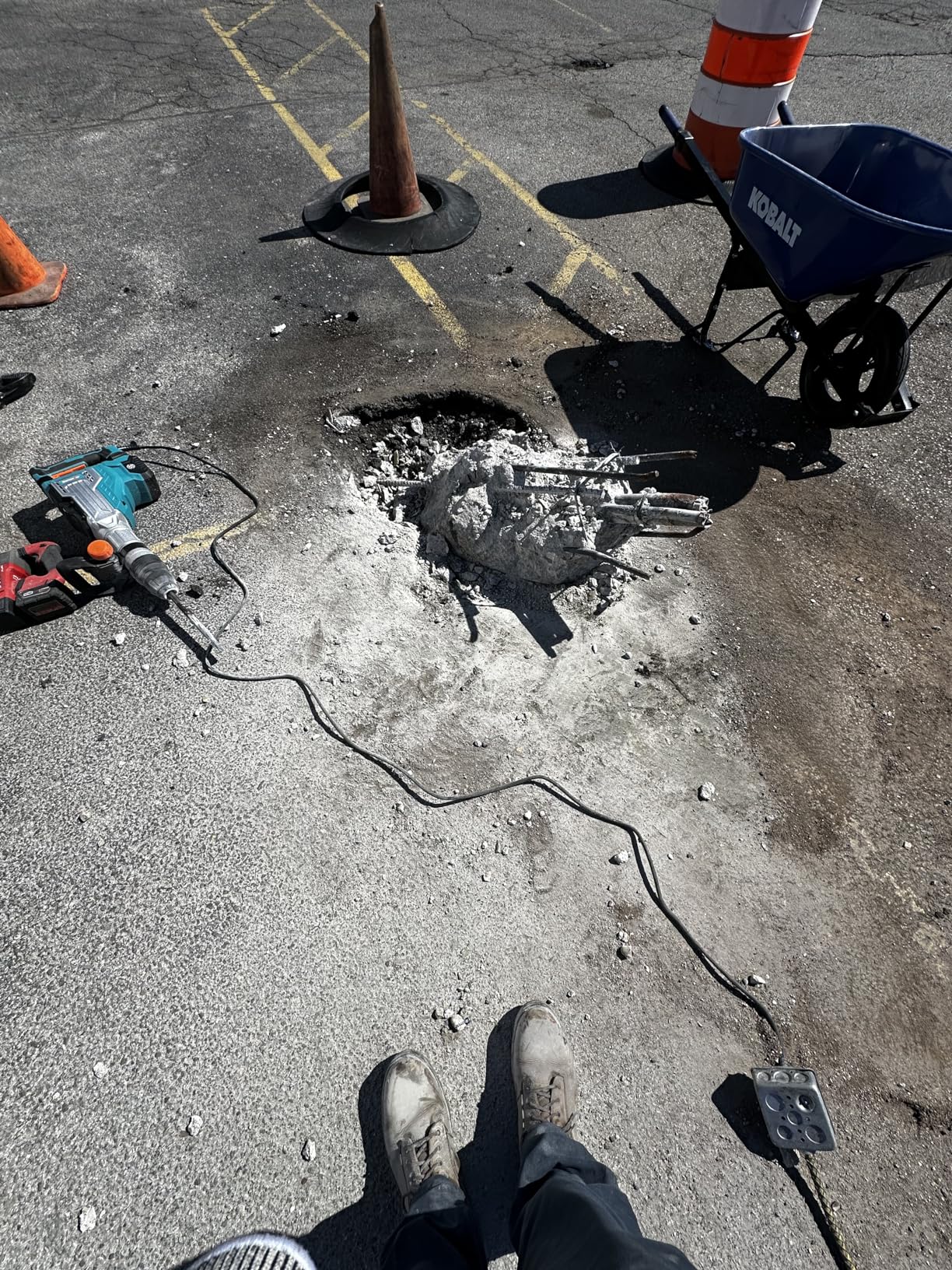 Berserker 1700W 25-Pound SDS-Max Demolition Jack Hammer 65H,14-Amp Corded | Inline Medium/Heavy duty Electric Concrete/Pavement Breaker with Variable Speed,Vibration Control,Carrying Case & 2 Chisels customer photo 2