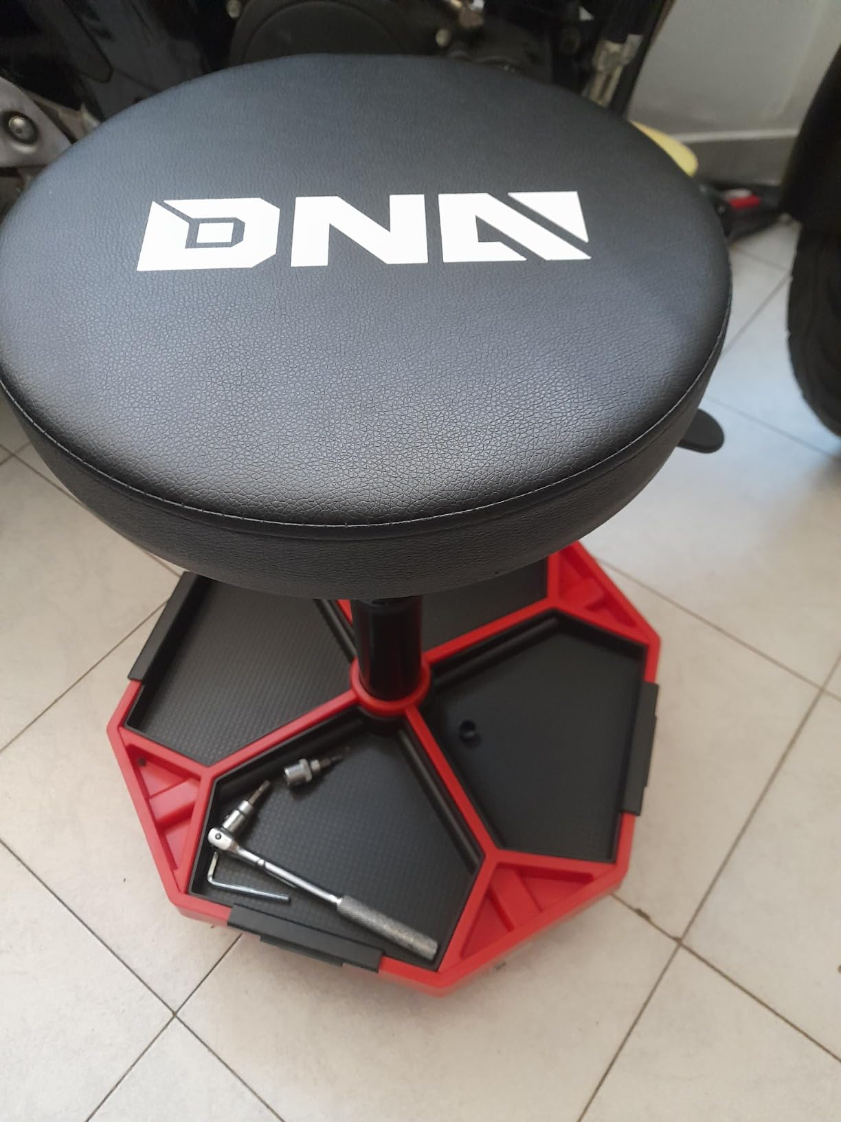 DNA Motoring TOOLS-00253 Adjustable Height Pneumatic Garage Seat Rolling Mechanic Stool with Tool Tray Storage, 300lbs Max Weight Capacity customer photo 2
