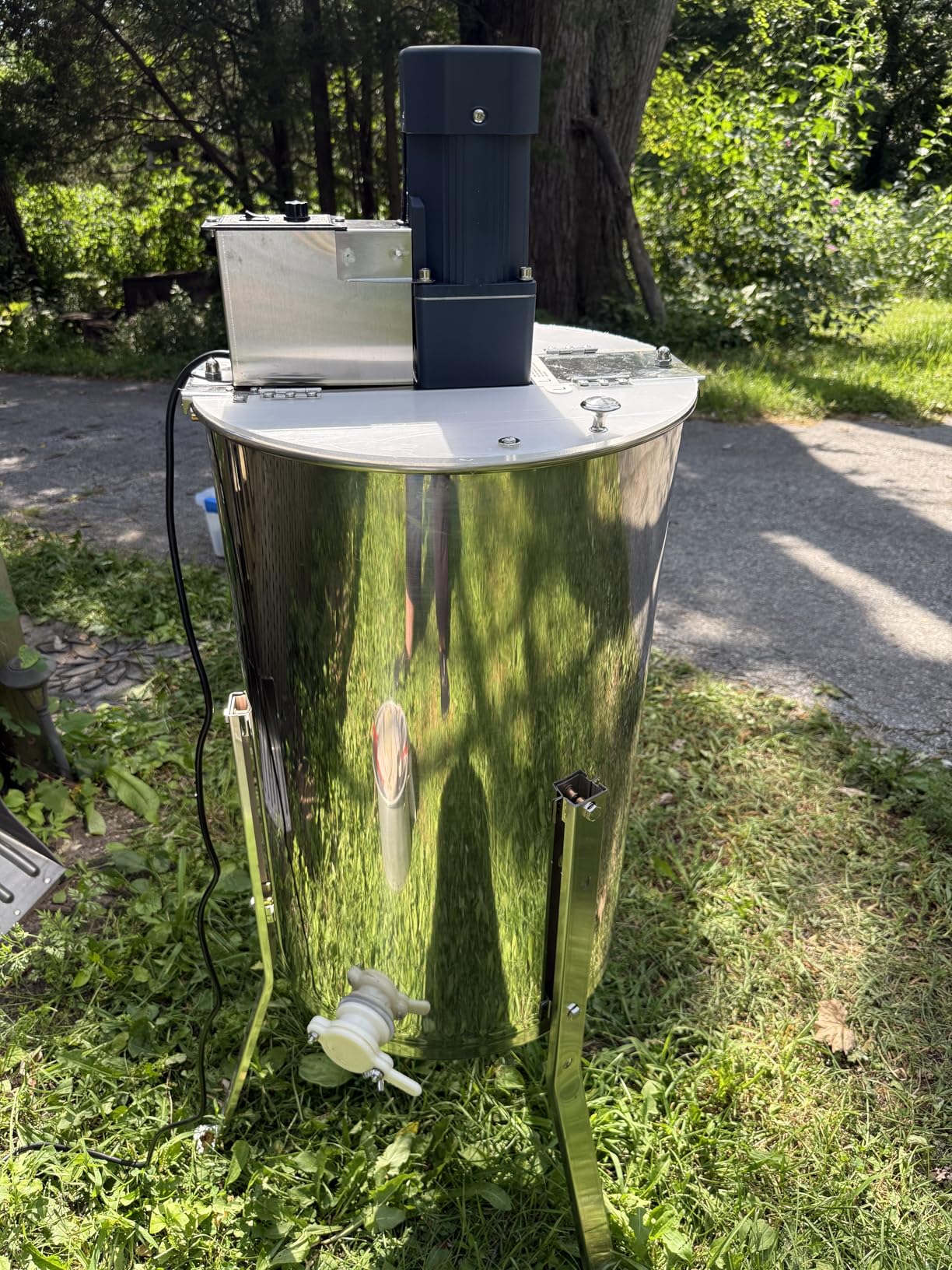 VEVOR 2/4 Frame Electric Honey Extractor with Adjustable Stand customer photo 1