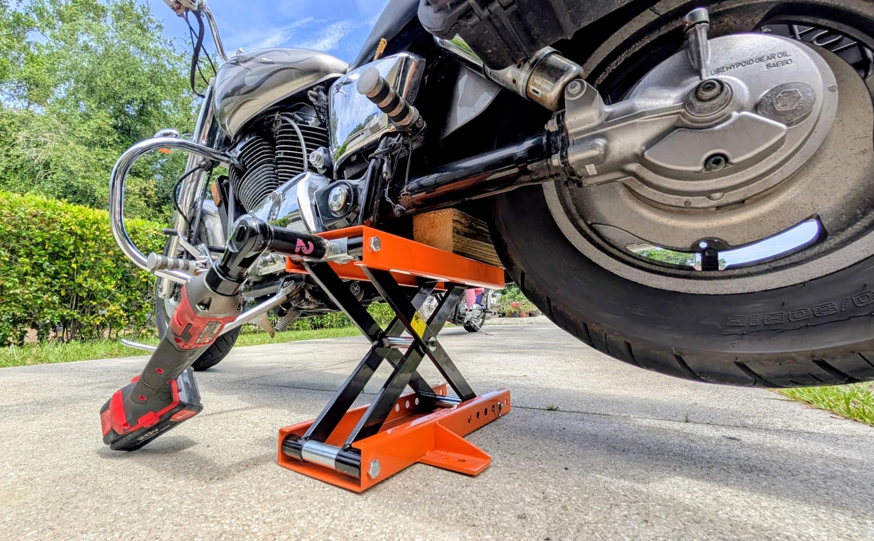 VEVOR Motorcycle Lift, 1100 LBS Motorcycle Lift ATV Scissor Lift Jack with Dolly & Hand Crank, Center Hoist Crank Stand with Wide Deck & Tool Tray customer photo 1