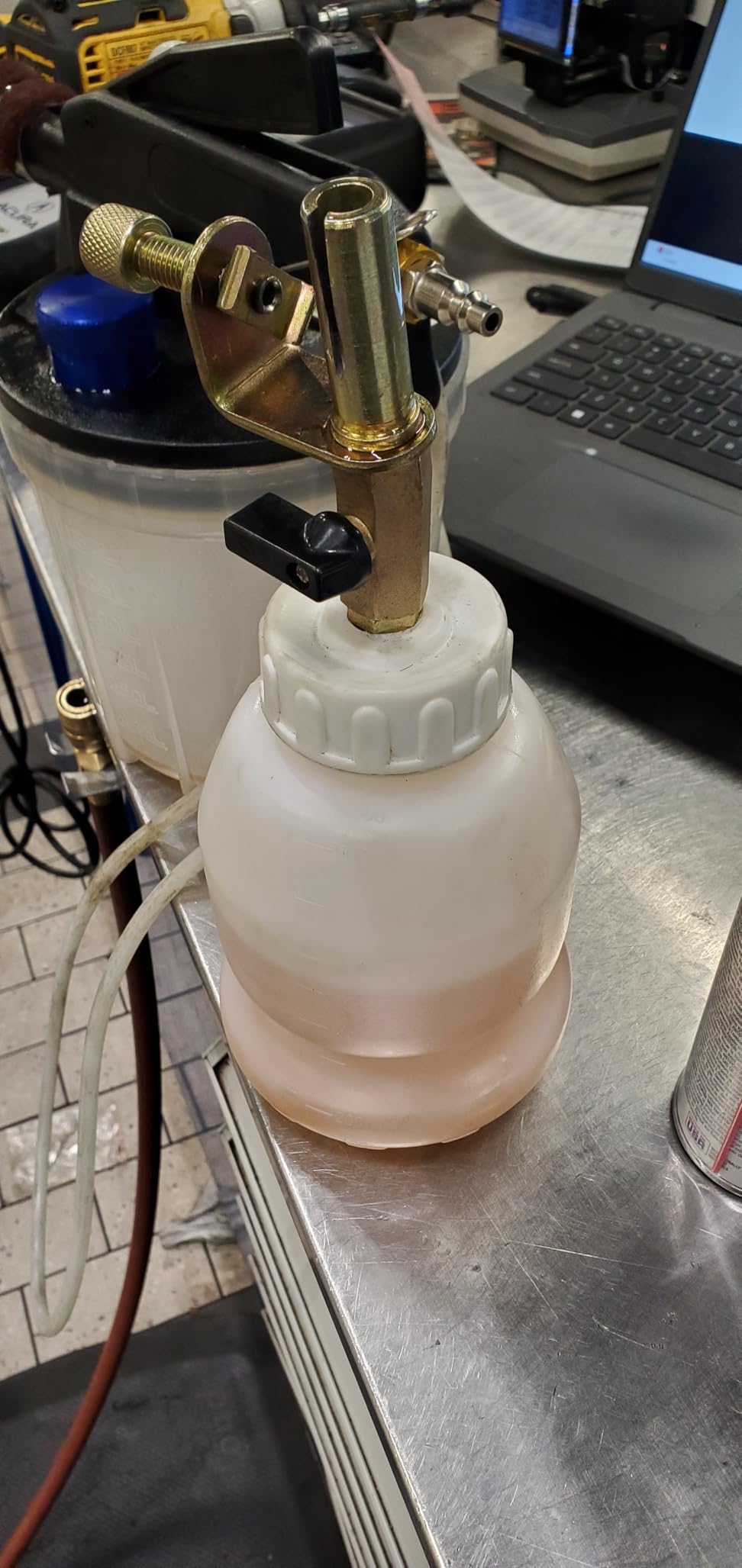 3L Vacuum Brake Bleeder Kit, One Person Pneumatic Brake Fluid Bleeder, Flush Kit with 2L Pneumatic Fluid Extractor and 1L Refilling Bottle, with Pressure Clutch Bleeder Kit 16 Adapters customer photo 2