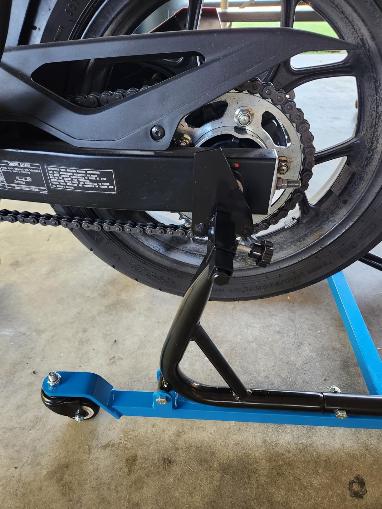 BESTOOL Motorcycle Stands-Heavy Duty Motorcycle Rear Wheels Lift Stand with 4 Movable Wheels, 750 LBS Capacity, Adjustable Width Swingarm Paddock Stands for Sport Bikes customer photo 1
