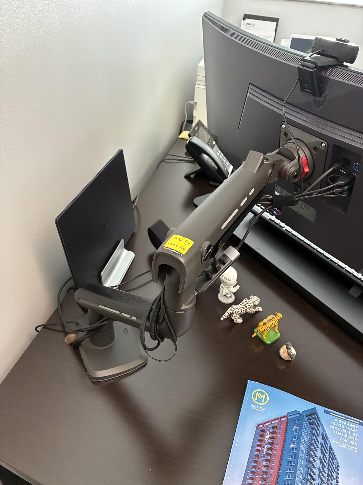 HUANUO TitanLift Heavy Duty Monitor Arm for Screens up to 49 inch, Holds 44 lbs, Aluminum Ultrawide Screen Monitor Mount, Fully Adjustable Single Gaming Desk Mount with Dual C-Clamp, Max VESA 100x100mm customer photo 1