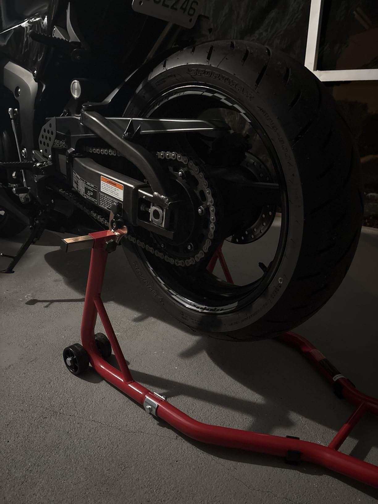 VEVOR Motorcycle Rear Wheel Stand, 850lbs/390kg Load Capacity Lift with U + L Fork Swingarm Spool, Heavy Duty Rear Wheel Stand Motorcycle Lift Jack Stand, for Suzuki Yamaha Honda Kawasaki, Black customer photo 1
