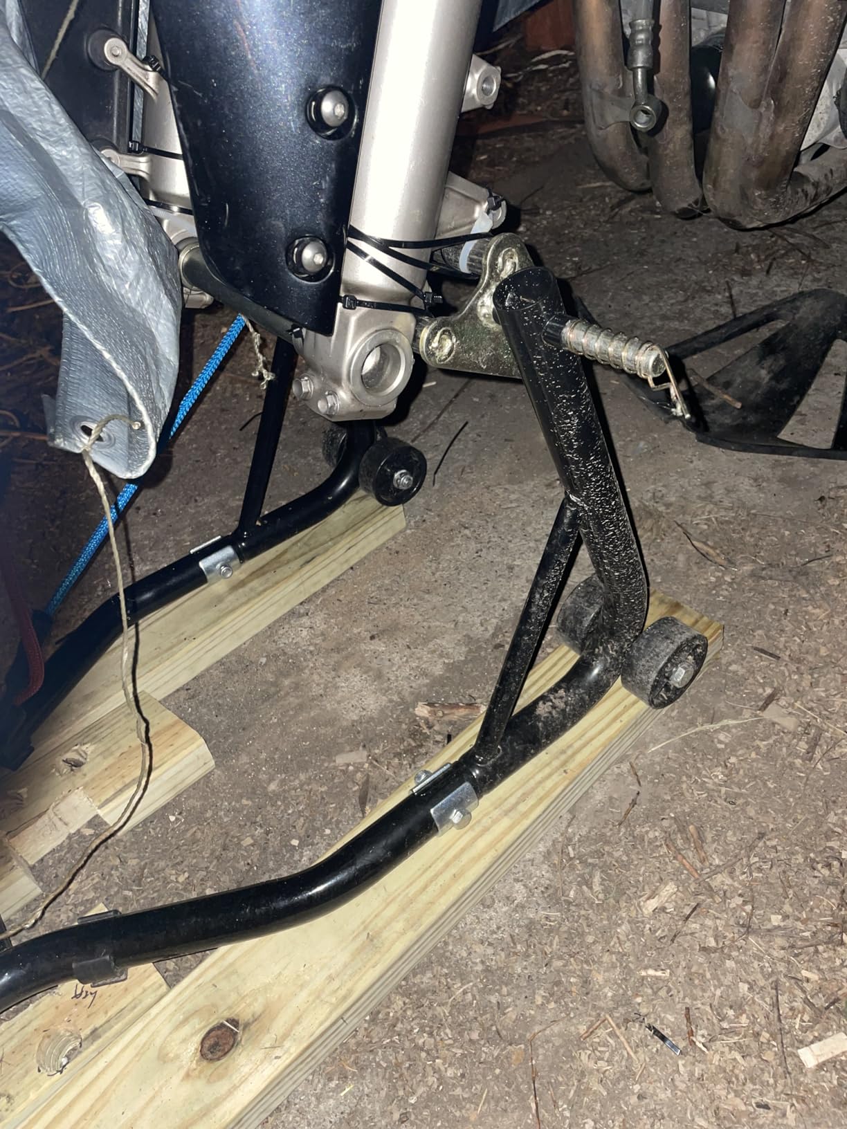 VEVOR Motorcycle Stand Lift, 850lbs Capacity Front Rear Combo Stand Lift, Front Wheel Dual-Fork Stand, Rear U+L Fork Swingarm Spool Stand, for Most Yamaha Honda Kawasaki Suzuki Motorcycles, Red customer photo 2