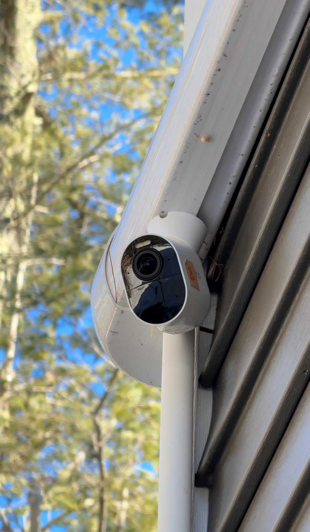Arlo Ultra Security Camera 4K HDR (3rd Gen, 2025 Release) + SmartHub, Battery Power, Emergency Response, AI Captions, 1-Month Trial of Secure Plan, 180 Degree Field of View, 4 Cam, White, Indoor/Outdoor customer photo 1