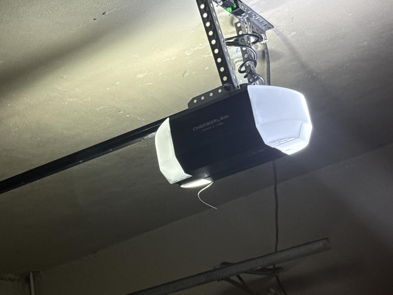 Chamberlain Garage Door Opener 3/4 HP Belt Drive myQ with Fixed Camera, Battery Backup, 2‑Bulb LED Lighting customer photo 1