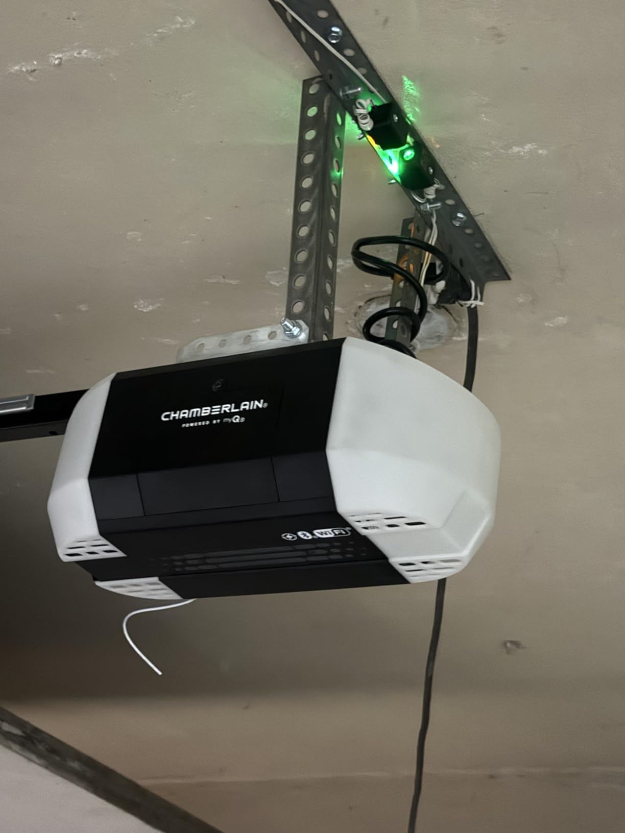 Chamberlain Garage Door Opener 3/4 HP Belt Drive myQ with Fixed Camera, Battery Backup, 2‑Bulb LED Lighting customer photo 2