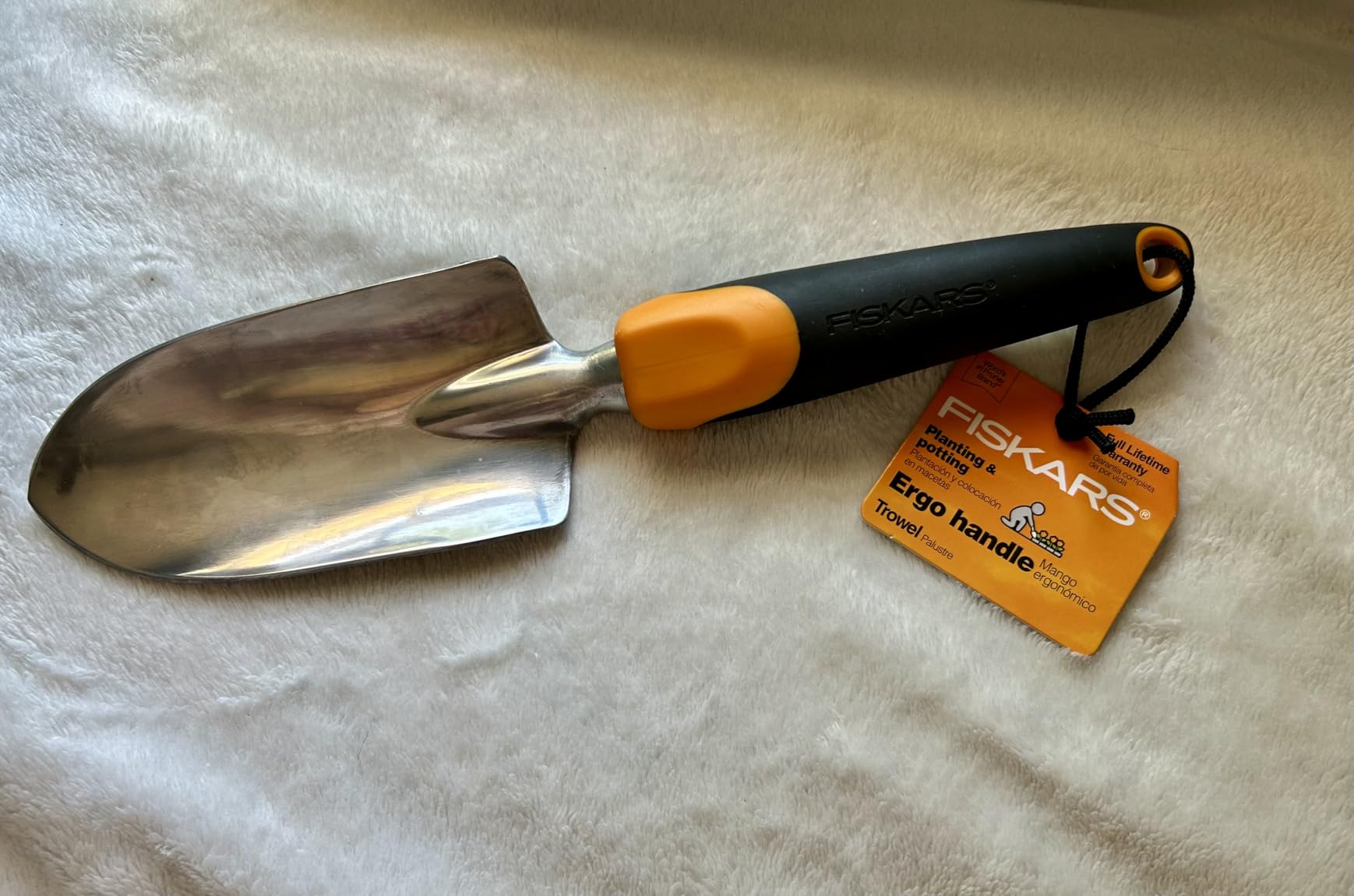 Fiskars Trowel, Heavy Duty Gardening Hand Tool with Hang Hole, For Digging and Planting, Rust Resistant Cast Aluminum, Ergonomic Handle and Comfort Grip, Gardening Tools for Yard customer photo 1