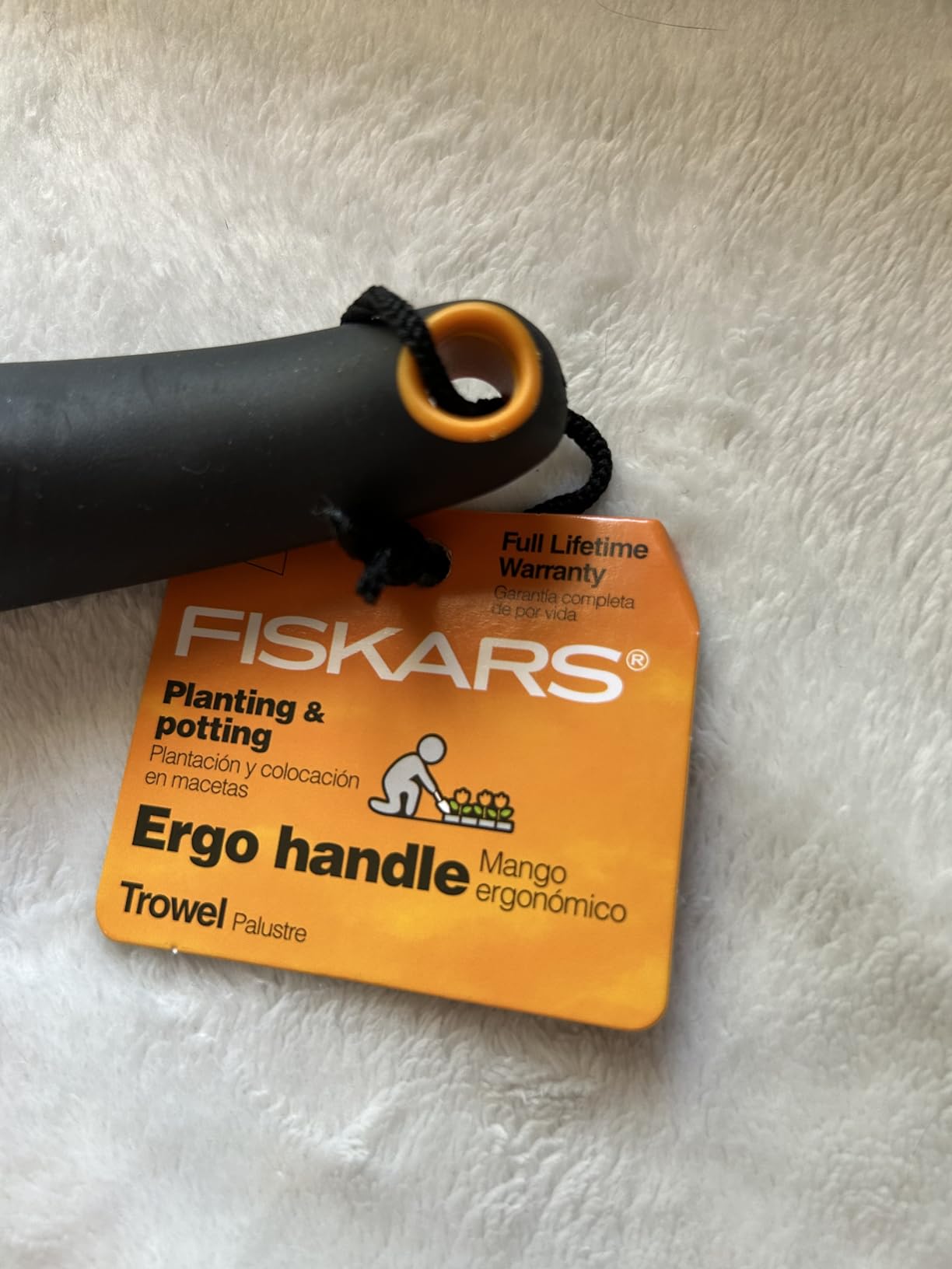 Fiskars Trowel, Heavy Duty Gardening Hand Tool with Hang Hole, For Digging and Planting, Rust Resistant Cast Aluminum, Ergonomic Handle and Comfort Grip, Gardening Tools for Yard customer photo 2