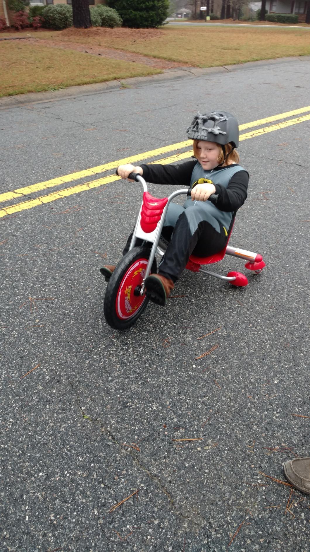 Razor FlashRider 360 Caster Trike for Kids Ages 6+ - Replaceable Spark cartridges, Lightweight, MX Style Handlebars, for Riders up to 160 lbs customer photo 2