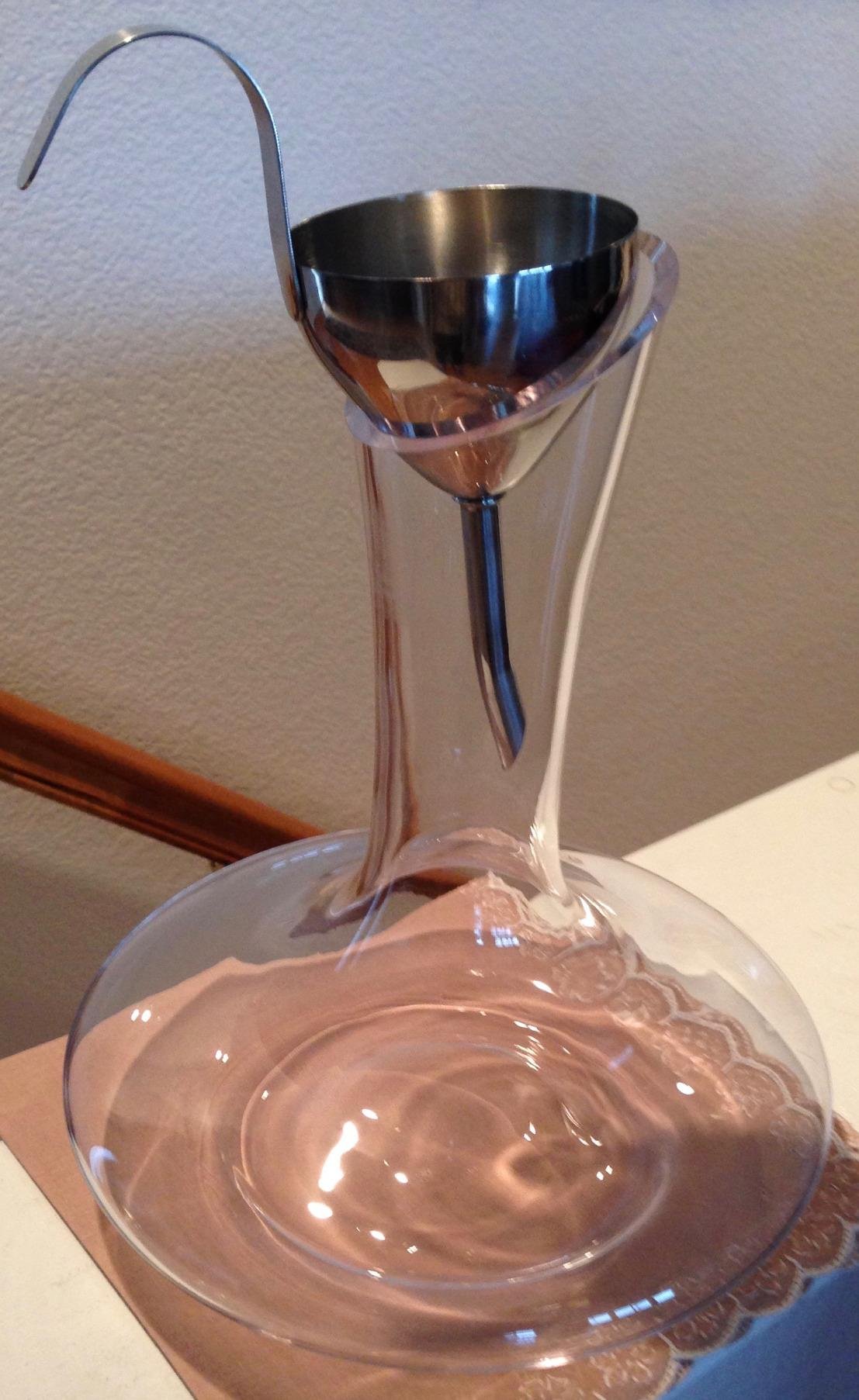 Le Chateau Large Elegant Crystal Wine Decanter with Aerator - 750ml Glass Decanter - Hand-Blown Lead-Free Clear Glass Carafe customer photo 1