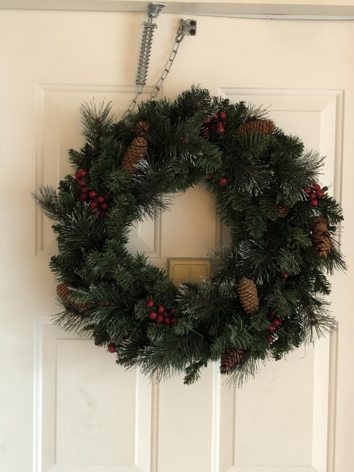 National Tree Company 30 in Pre-Lit Crestwood Spruce Artificial Christmas Wreath, Christmas Decoration with Glitter, Pinecones, Red Berries, 70 Clear Lights, 200 Tips, Green customer photo 1