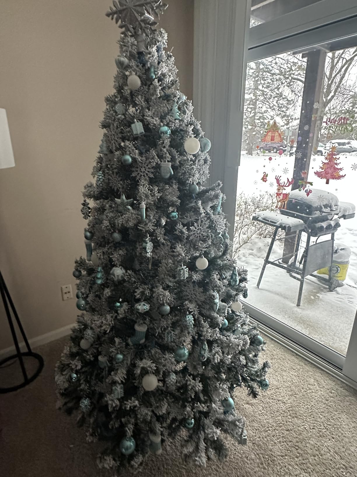 Yaheetech 7.5ft Snow Flocked Pre-lit Christmas Tree with 550 Warm White Lights, 1284 Lush Branch Tips & Quick-Assembly Hinged Design, Full Artificial Xmas Tree for Winter Holiday Decor, Green & White customer photo 1