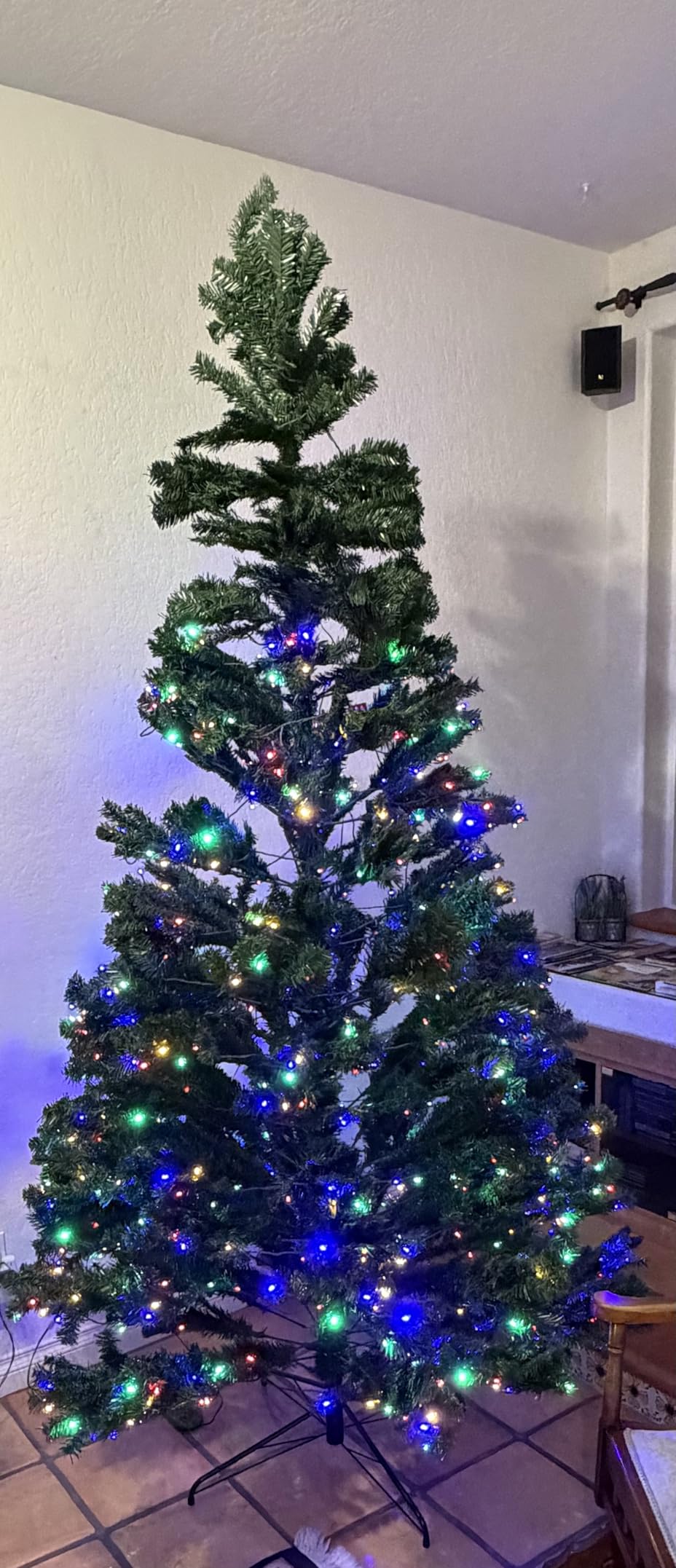 Yaheetech 6ft Pre-lit Spruce Artificial Christmas Tree Snow Flocked Hinges Tree with 250 Multicolor LED Lights & 820 Branch Tips & Metal Stand for Home, Office, Party Decoration, Green & White customer photo 1
