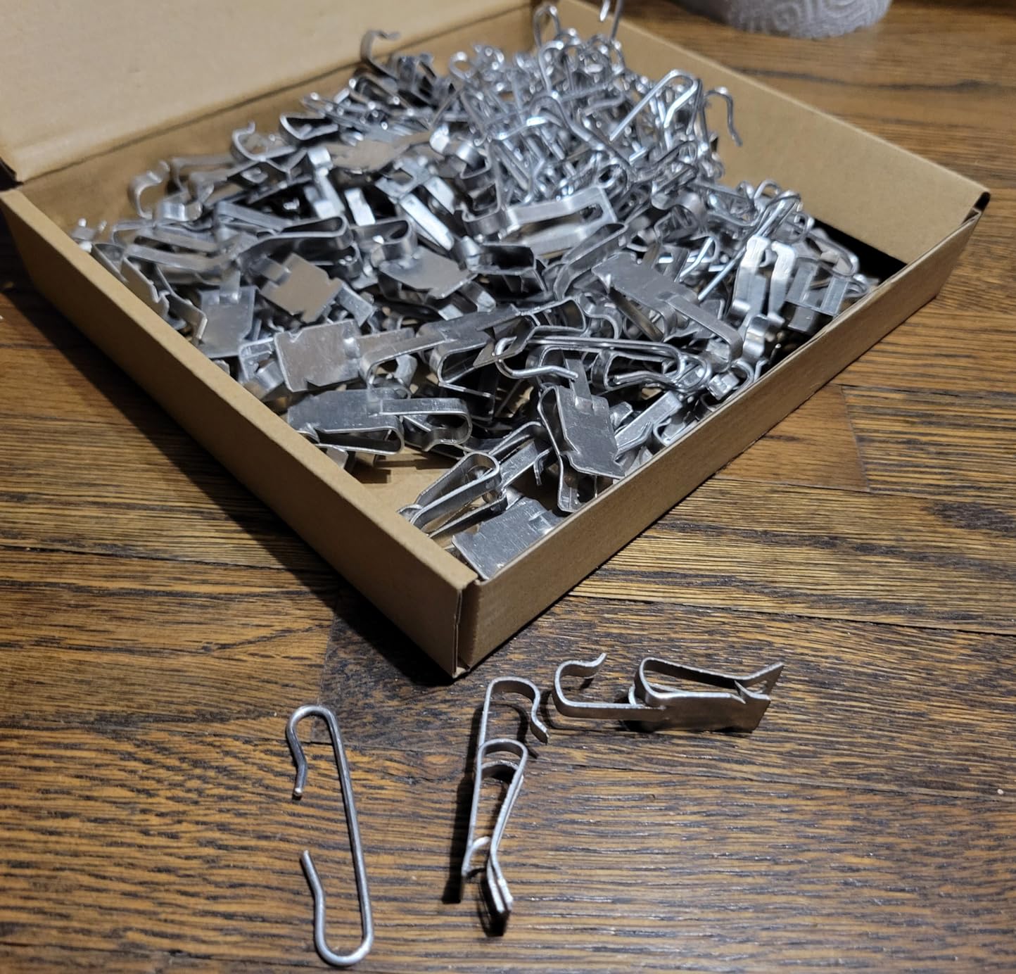 Moxweyeni 192 Pieces Heat Cable Roof Gutter Clips Christmas Light Clips 1.8