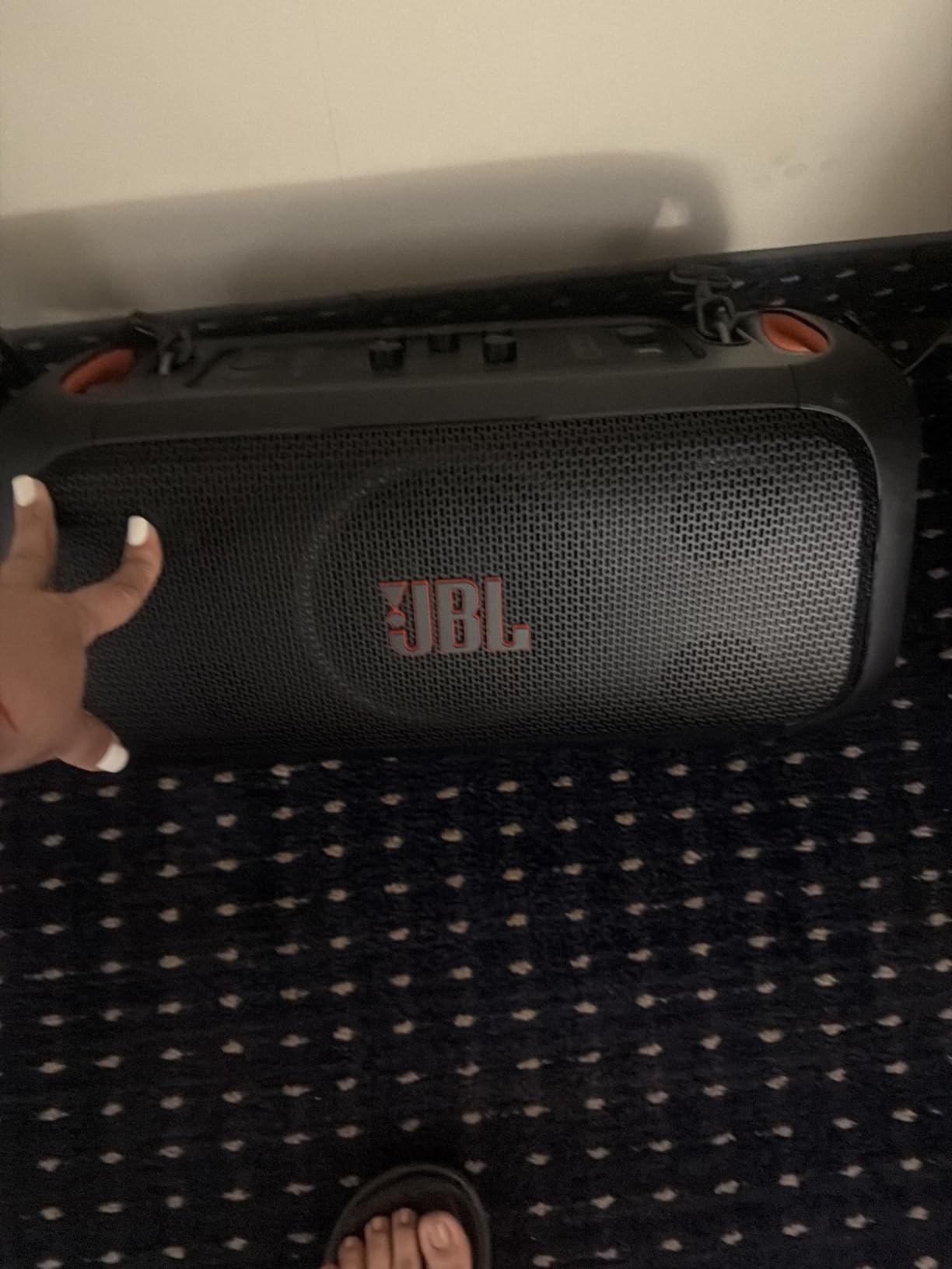 JBL PartyBox On-The-Go Essential - Portable Party Speaker with Built-in Lights and Wireless mic, Amazing JBL Pro Sound, IPX4 splashproof Protection, 6 Hours of Playtime, Convenient Shoulder Strap customer photo 1